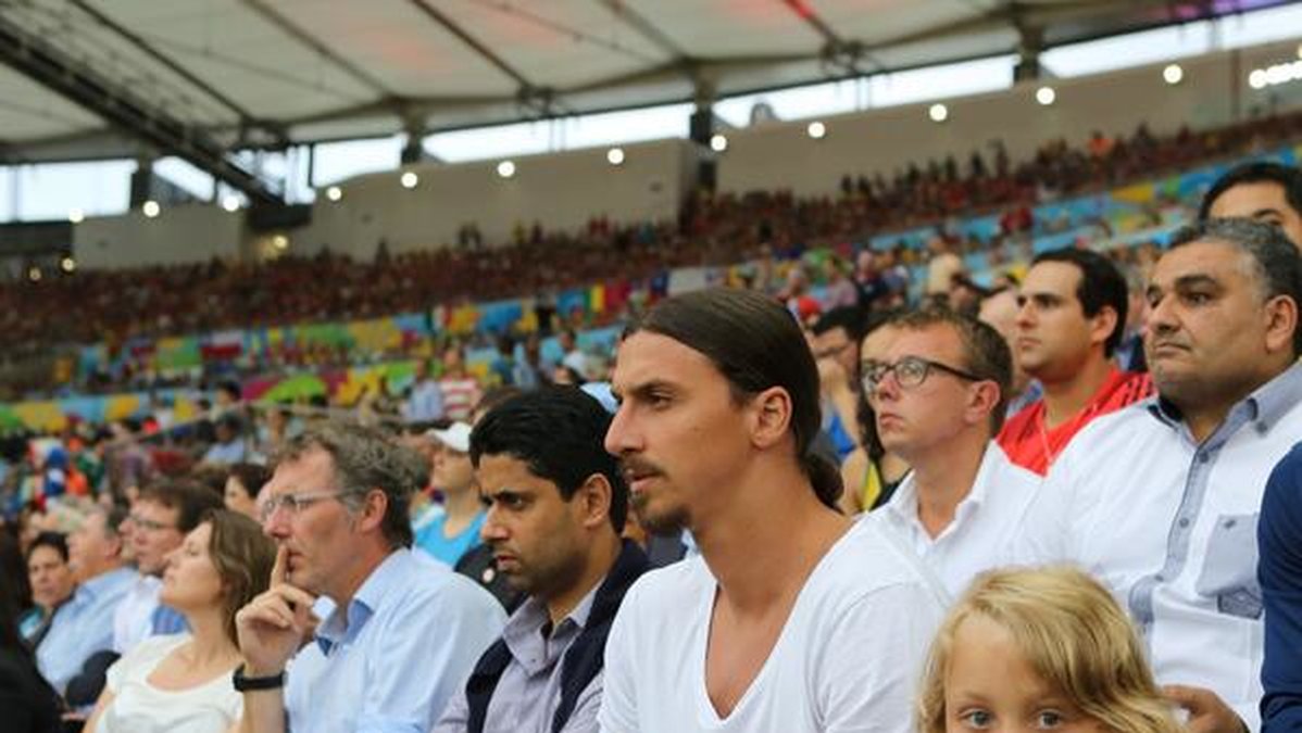 Zlatan tittar på fotboll tillsammans med PSG-presidenten Nasser Al-Khelaifi. 